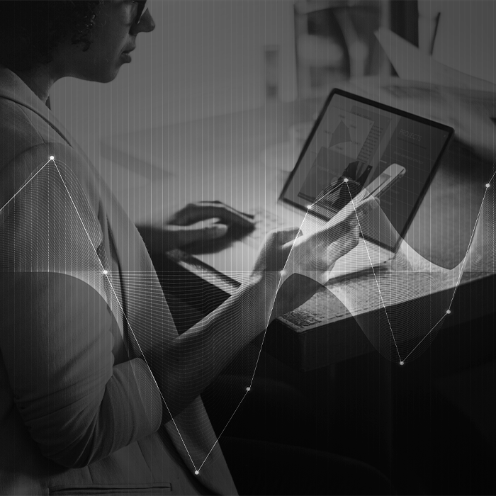 Foto em preto e branco mostra mulher analisando dados representando a análise da estratégia de dados da ue feita pela KU Leuven