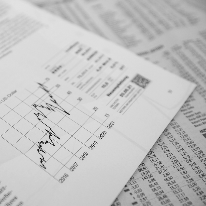 Foto mostra folha com muitos dados