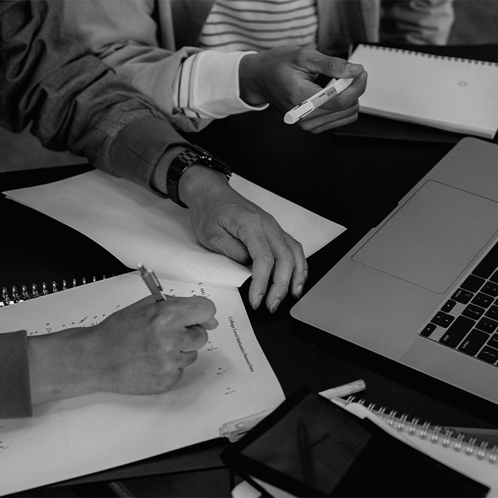Foto em preto e branco mostra pessoa estudando