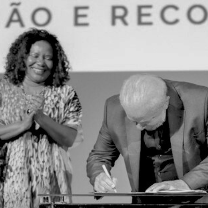 Foto mostra Lula assinando novo decreto que altera a Lei Rouanet. Ao seu lado está Margareth Menezes, ministra da cultura