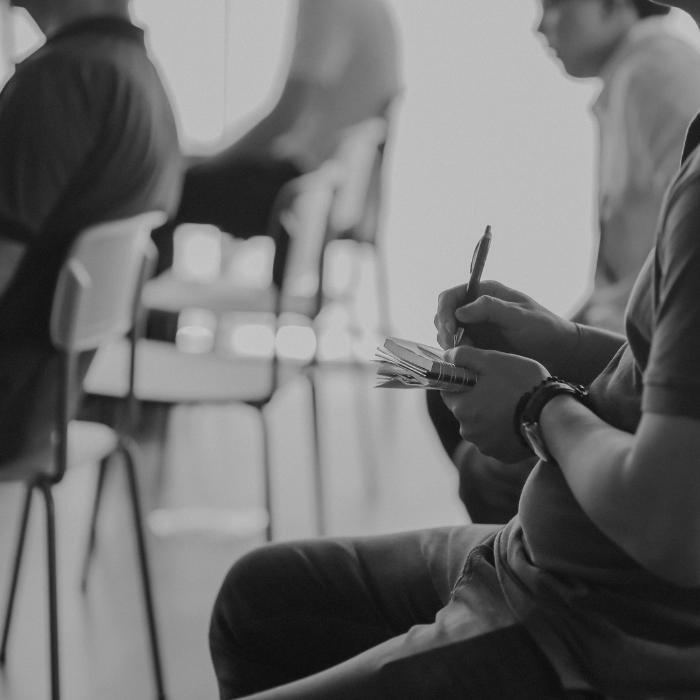 Foto em preto e branco mostra homem anotando